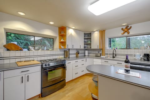 Steps to Beach: Scenic Escape in Port Orchard! House in Vashon