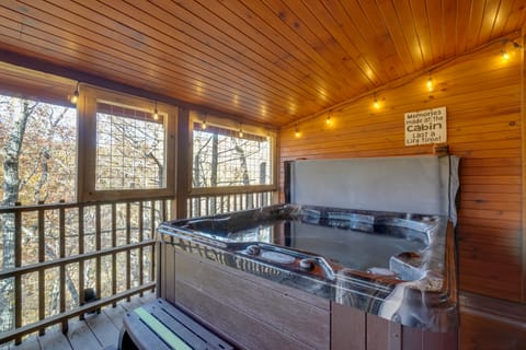 Gatlinburg Scenic Cabin w/ Hot Tub | 2 Mi to Dtwn! House in Gatlinburg