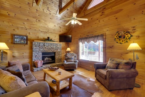 Gatlinburg Scenic Cabin w/ Hot Tub | 2 Mi to Dtwn! House in Gatlinburg