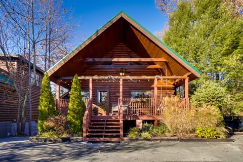Gatlinburg Scenic Cabin w/ Hot Tub | 2 Mi to Dtwn! House in Gatlinburg