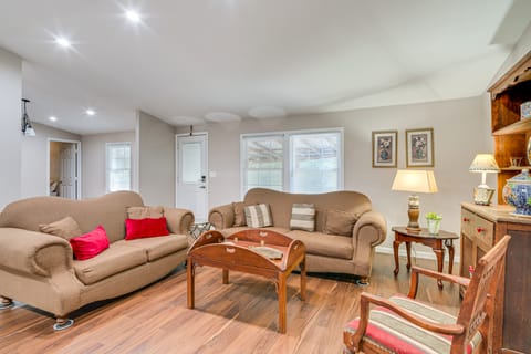 Hike & Relax: Tranquil Wooded Escape in Hockley House in Harris County