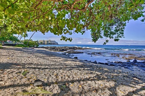 Kona Beach Retreat Steps to Ocean: Soak & Stroll! Apartment in Holualoa