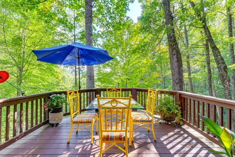 Fun w/ Family! Mtn-View Cabin w/ Deck in Sylva House in Tennessee