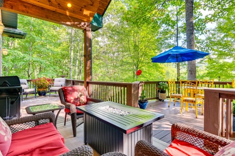 Fun w/ Family! Mtn-View Cabin w/ Deck in Sylva House in Tennessee