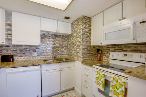 Steps to Shore: Ormond Beach Condo w/ Pool Access! Apartment in Ormond By The Sea