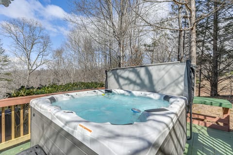 Hot Tub & Views! 'Squatch’s Place' in Blairsville House in Union County