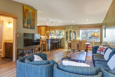 Walk to Main St Frisco: Mount Royal View Apartment in Frisco