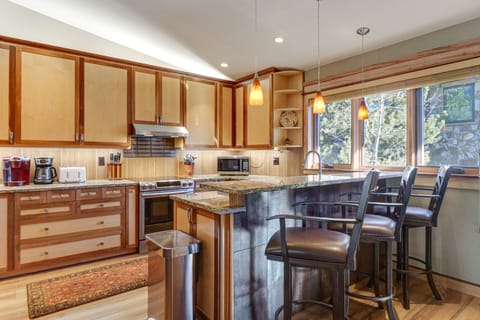 Walk to Main St Frisco: Mount Royal View Apartment in Frisco