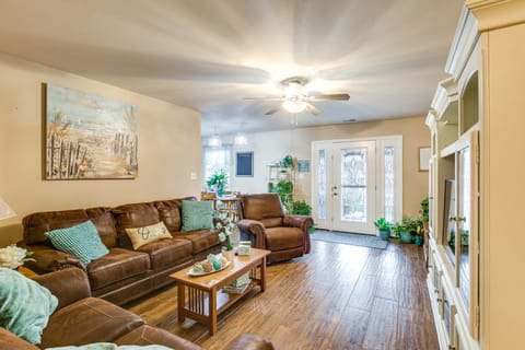 Route 66 Gem! Charming Litchfield Home w/ Yard House in Illinois