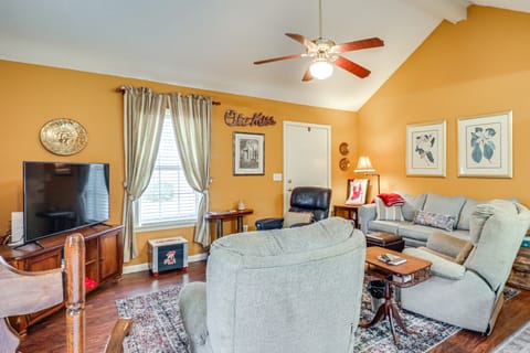 4 Mi to Ole Miss: Game Day Group Getaway! House in Oxford