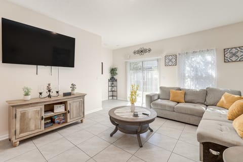 4 Mi to EverBank Stadium! Stylish Suburban Retreat Apartment in Jacksonville