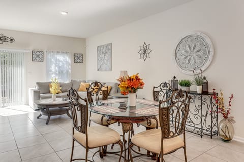 4 Mi to EverBank Stadium! Stylish Suburban Retreat Apartment in Jacksonville