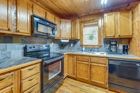 6 Mi to Main St Poplarville: Cabin w/ Pasture View House in Mississippi