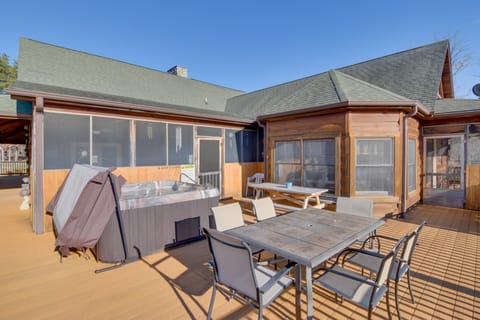 Pets Welcome! Shenandoah Log Home w/ Hot Tub House in Shenandoah Valley