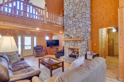 Pets Welcome! Shenandoah Log Home w/ Hot Tub House in Shenandoah Valley