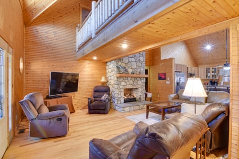 Pets Welcome! Shenandoah Log Home w/ Hot Tub House in Shenandoah Valley