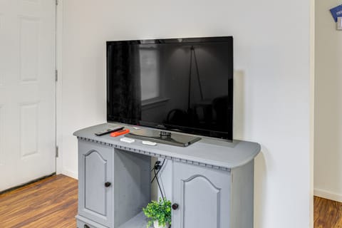 Stroll to Main St Eats! Pet-Friendly Joplin Escape House in Joplin