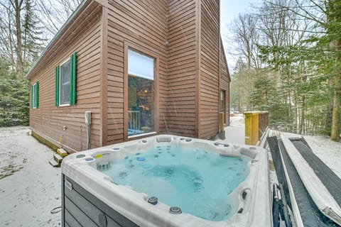 8 Mi to Mt Snow: 'Cozy Bear Cabin' w/ Hot Tub! House in Wilmington
