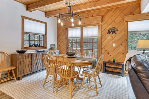 8 Mi to Mt Snow: 'Cozy Bear Cabin' w/ Hot Tub! House in Wilmington