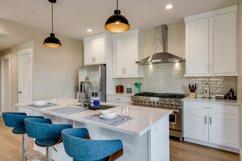 Ski Resorts & SLC Fun! Brand New Millcreek Home Apartment in Holladay