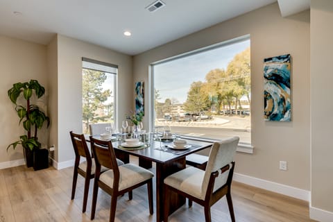 Ski Resorts & SLC Fun! Brand New Millcreek Home Apartment in Holladay