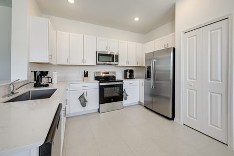 Newly Built Townhome 8 Mi to Manatee Viewing Ctr! Apartment in Ruskin