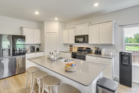 6 Mi to McKinney Falls: Spacious Home w/ Game Room House in Austin