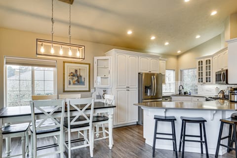 3 Mi to Dtwn Salem: Cozy Gem w/ Sunroom! House in Salem