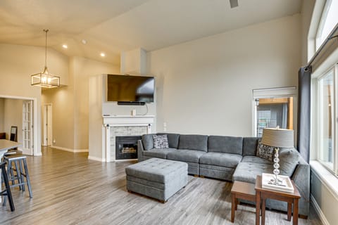 3 Mi to Dtwn Salem: Cozy Gem w/ Sunroom! House in Salem