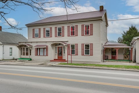 5 Mi to The Wilds: Spacious Family Hub, Game Room! House in Ohio