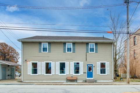 Walk to Nauvoo Temple: Remodeled Family Apartment Apartment in Nauvoo