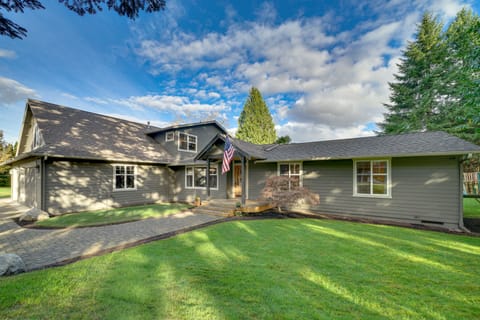 Fire Pit, Chic Deck! Family-Friendly Puyallup Home House in Puyallup