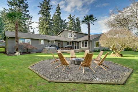 Fire Pit, Chic Deck! Family-Friendly Puyallup Home House in Puyallup