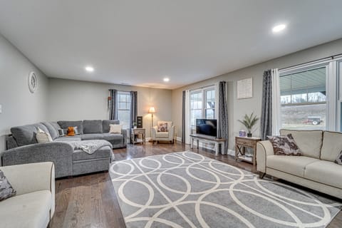 Mtn Views! Peaceful Rural Retreat in Mapleton House in Raystown Lake