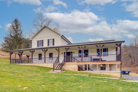 Mtn Views! Peaceful Rural Retreat in Mapleton House in Raystown Lake