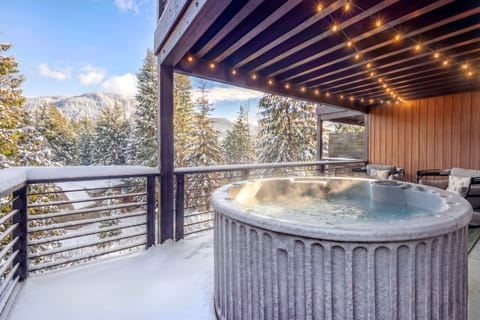 Ski In & Out 'The Mountainside House' w/ Hot Tub! Apartment in Snoqualmie Pass