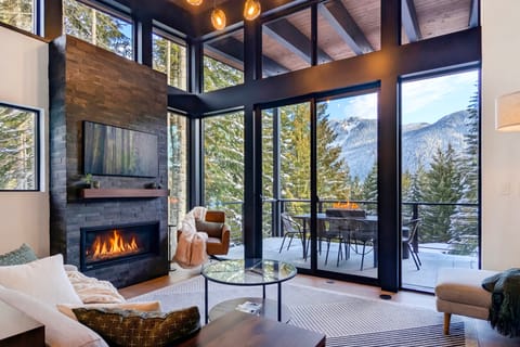 Ski In & Out 'The Mountainside House' w/ Hot Tub! Apartment in Snoqualmie Pass