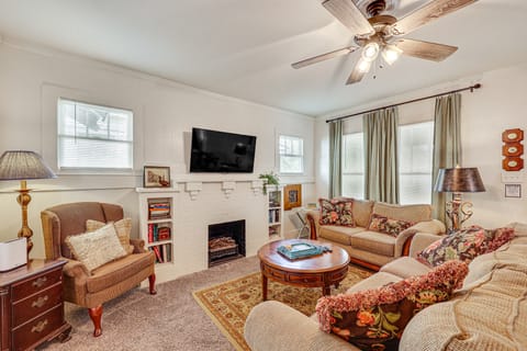 < 1 Mi to Historic Dtwn Texarkana: Charming Home! House in Texarkana