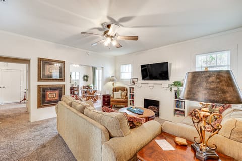 < 1 Mi to Historic Dtwn Texarkana: Charming Home! House in Texarkana