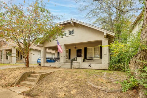 < 1 Mi to Historic Dtwn Texarkana: Charming Home! House in Texarkana