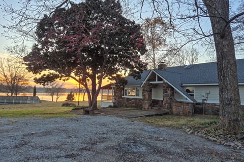 Deck & Yard: Wolf Creek Waterfront Home in Grove! House in Grove