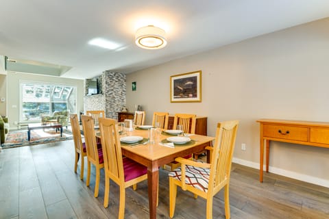 Shuttle to Slopes: Mtn Condo < 1 Mi to Sugarbush Apartment in Warren