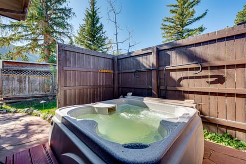 Mtn-View Retreat w/ Deck & Hot Tub in Estes Park! House in Estes Park