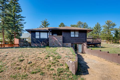 Mtn-View Retreat w/ Deck & Hot Tub in Estes Park! House in Estes Park
