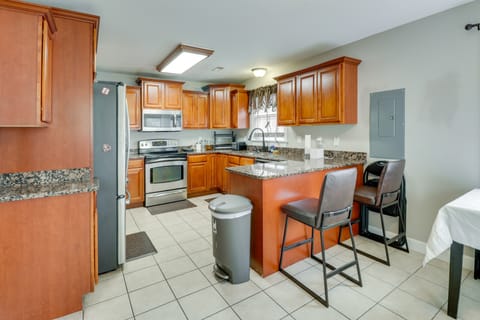 Centrally Located Hampton Roads Home w/ Game Room! House in Portsmouth