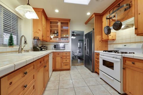 Hot Tub, Patio & Outdoor Games at Visalia Home House in Visalia