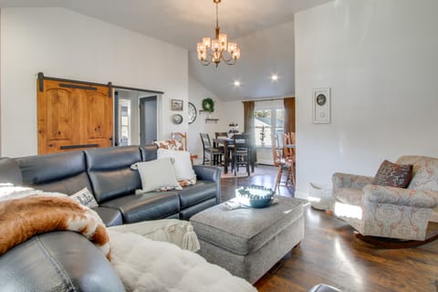 Fully Updated! Zanesville Home w/ River Views House in Ohio