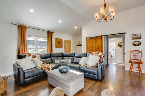 Fully Updated! Zanesville Home w/ River Views House in Ohio