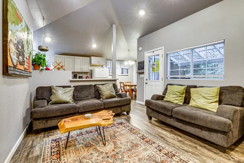 Russian River Retreat! Woodsy Guerneville Bungalow House in Russian River