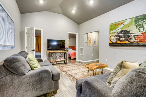 Russian River Retreat! Woodsy Guerneville Bungalow House in Russian River